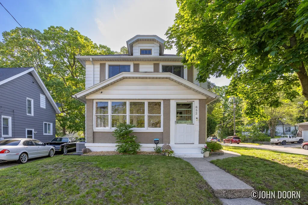 852 Diamond Avenue NE Grand Rapids City MI 49503