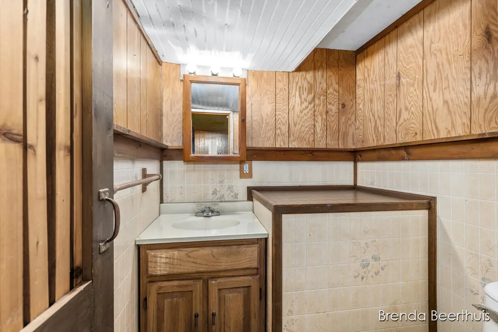 165 E Division Street NE Rockford City MI 49341