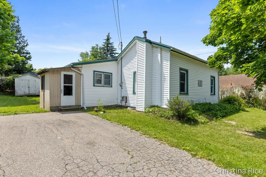 320 E Main Street Unknown City MI 48881