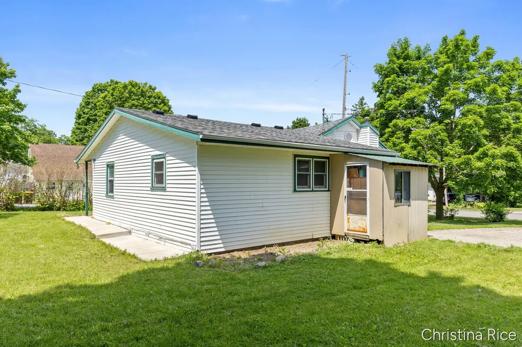 320 E Main Street Unknown City MI 48881