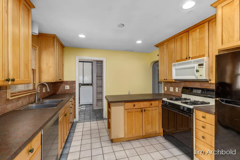 146 Bellevue Street SE Wyoming City MI 49548