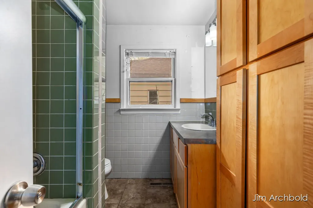 146 Bellevue Street SE Wyoming City MI 49548