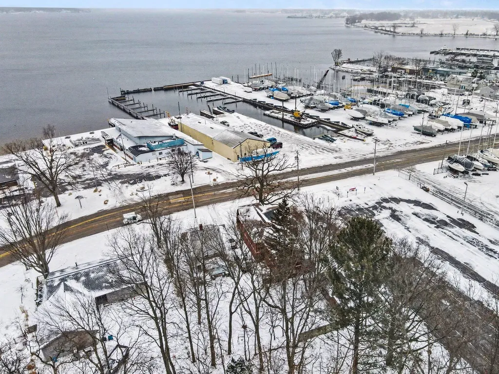 3135 Lakeshore Drive Muskegon City MI 49441