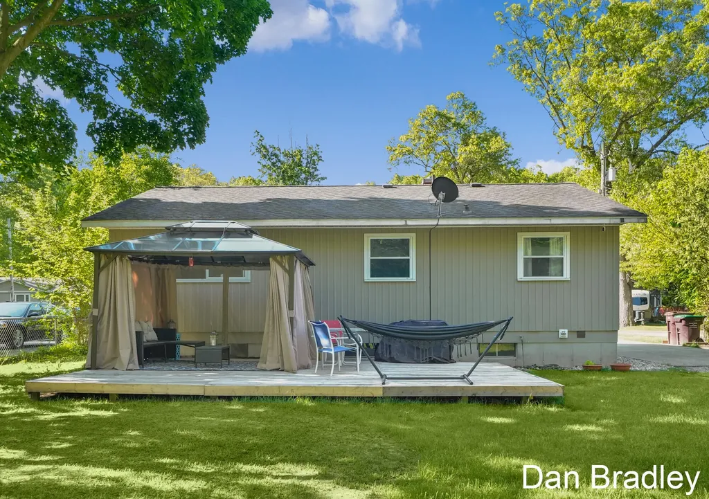 2506 James Avenue Muskegon Charter Township MI 49442