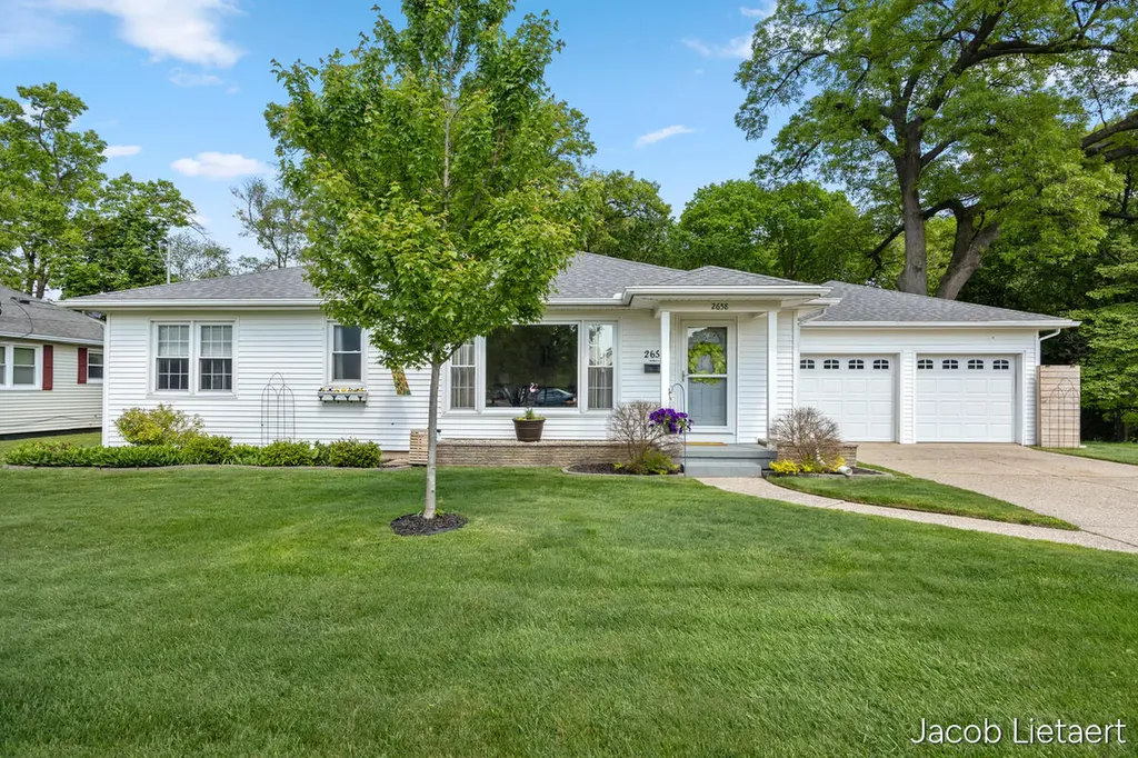 2658 Carlton Avenue NE Grand Rapids City MI 49505