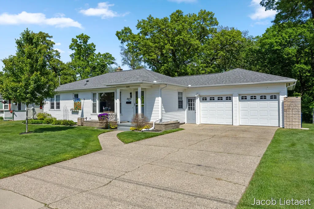 2658 Carlton Avenue NE Grand Rapids City MI 49505