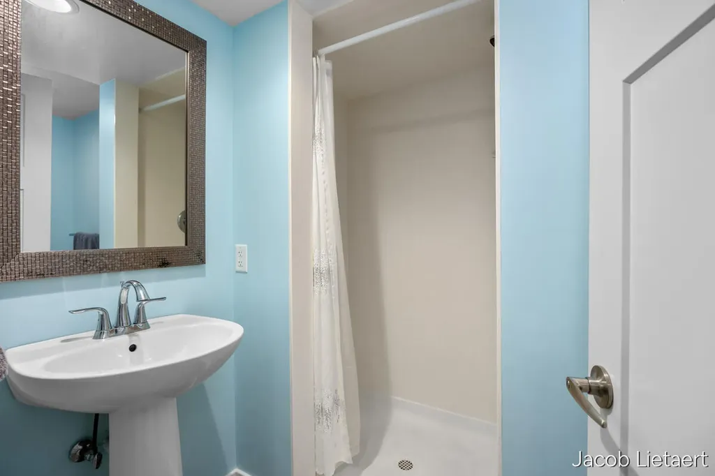 2658 Carlton Avenue NE Grand Rapids City MI 49505