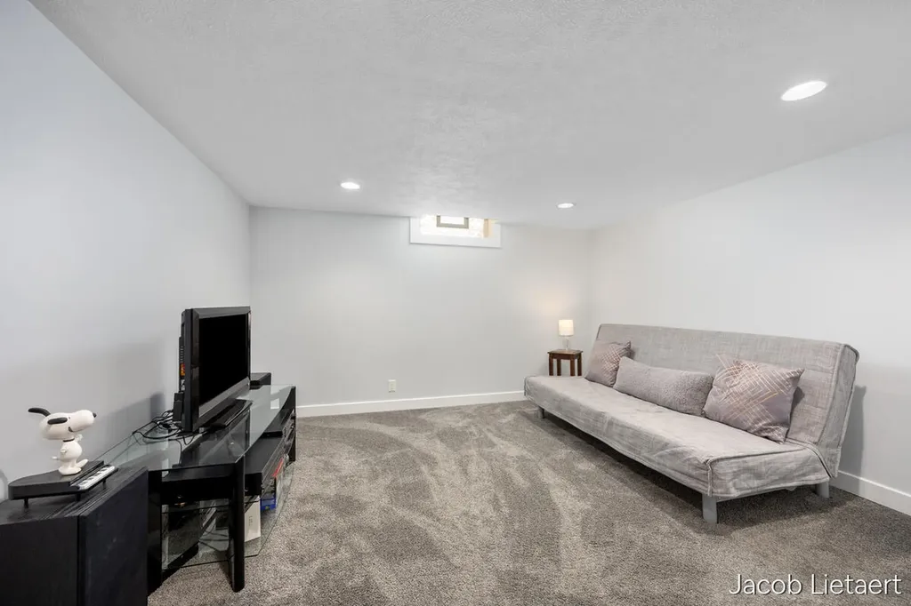 2658 Carlton Avenue NE Grand Rapids City MI 49505