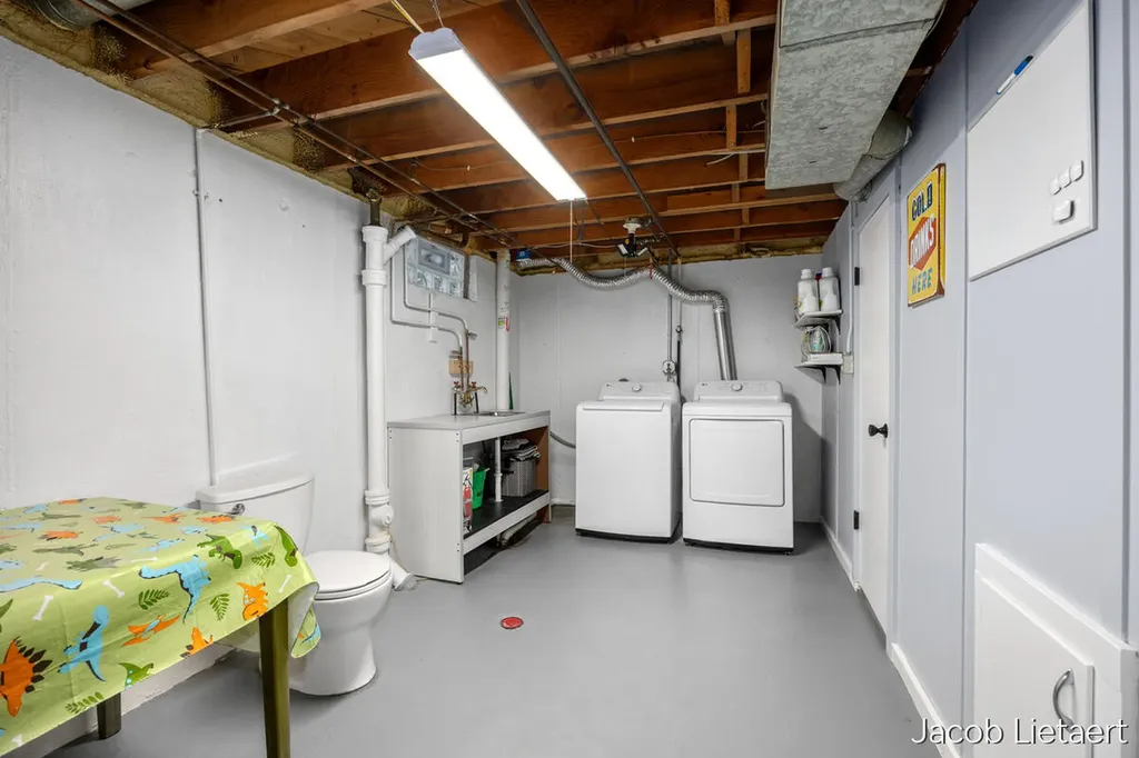 2658 Carlton Avenue NE Grand Rapids City MI 49505