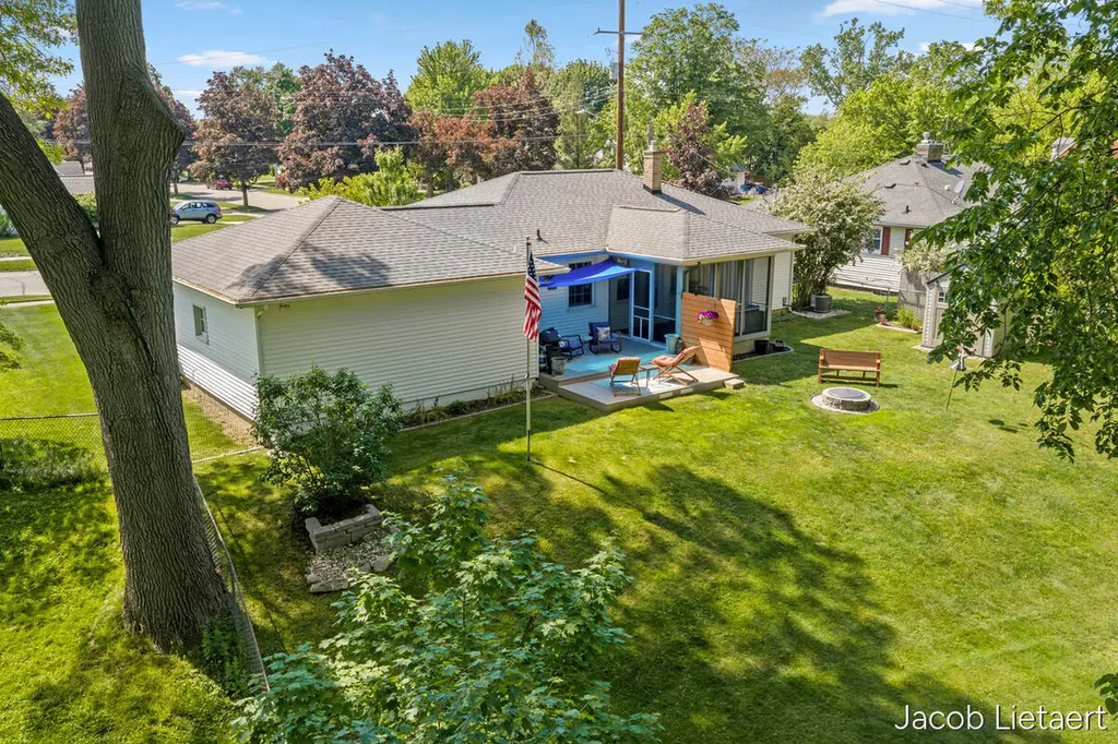 2658 Carlton Avenue NE Grand Rapids City MI 49505