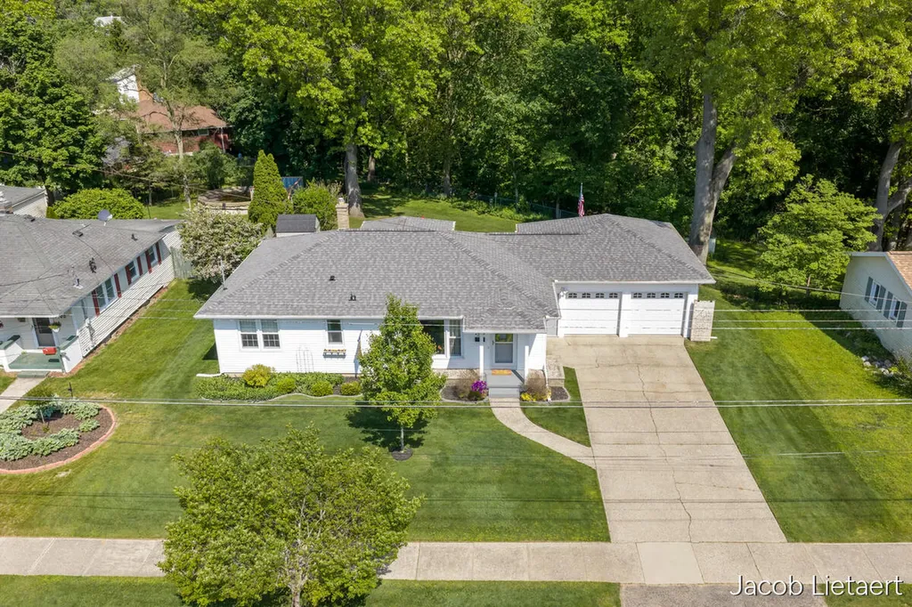 2658 Carlton Avenue NE Grand Rapids City MI 49505