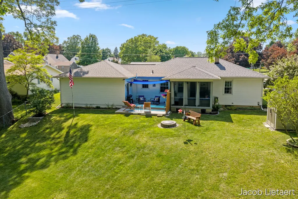 2658 Carlton Avenue NE Grand Rapids City MI 49505
