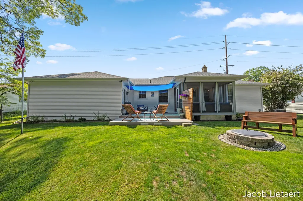 2658 Carlton Avenue NE Grand Rapids City MI 49505