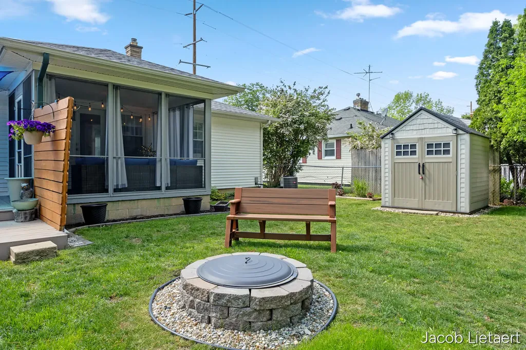 2658 Carlton Avenue NE Grand Rapids City MI 49505