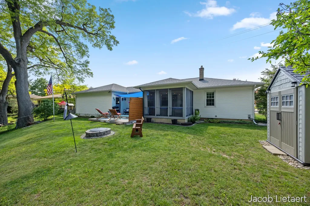 2658 Carlton Avenue NE Grand Rapids City MI 49505