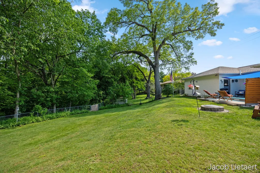 2658 Carlton Avenue NE Grand Rapids City MI 49505