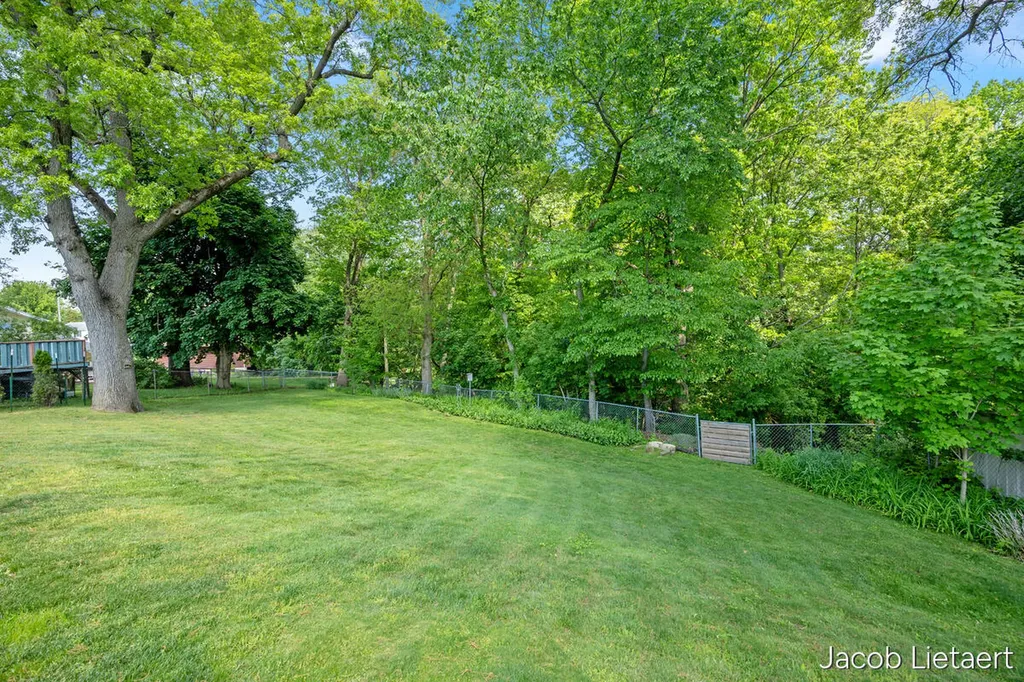 2658 Carlton Avenue NE Grand Rapids City MI 49505