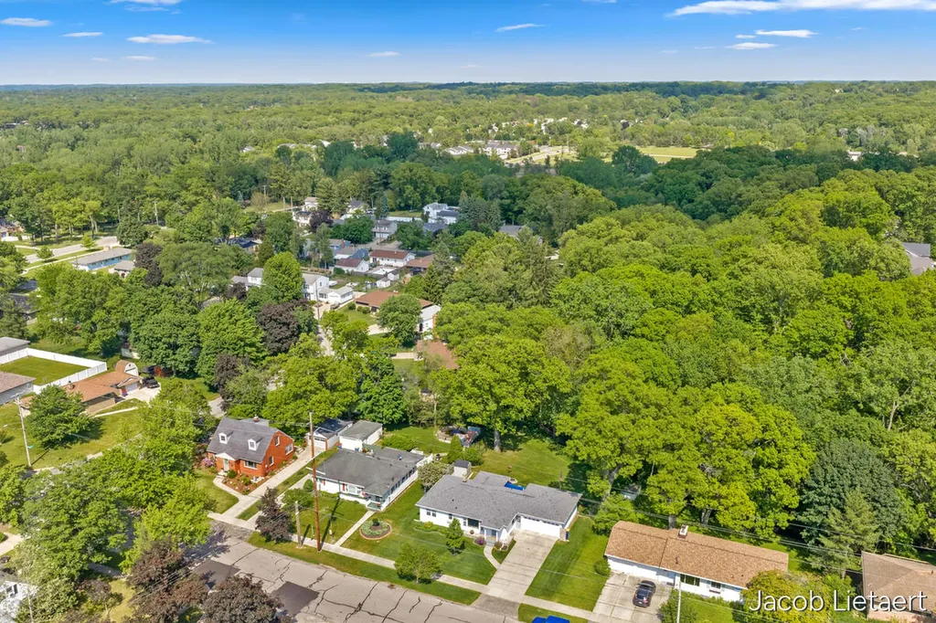 2658 Carlton Avenue NE Grand Rapids City MI 49505