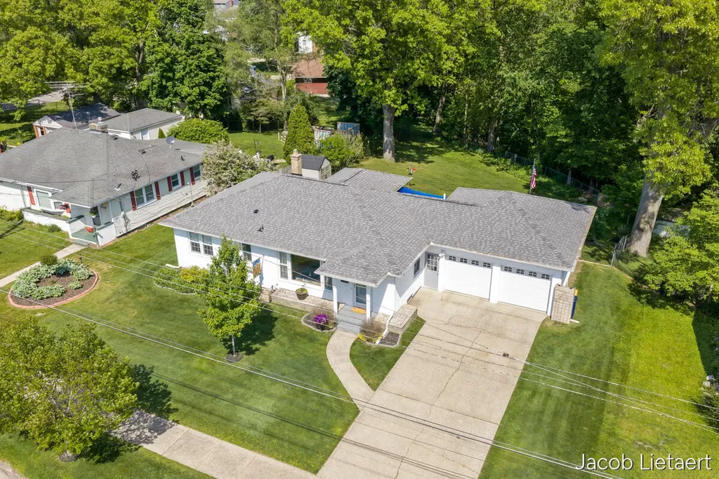 2658 Carlton Avenue NE Grand Rapids City MI 49505