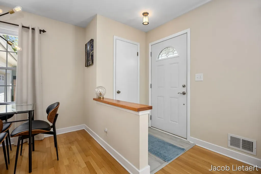 2658 Carlton Avenue NE Grand Rapids City MI 49505