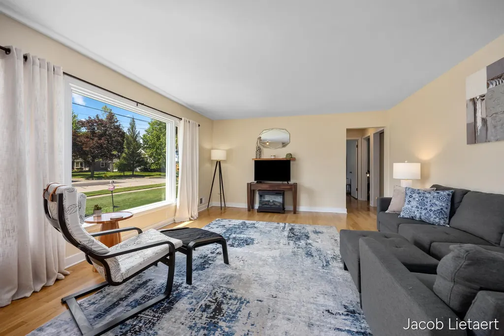 2658 Carlton Avenue NE Grand Rapids City MI 49505