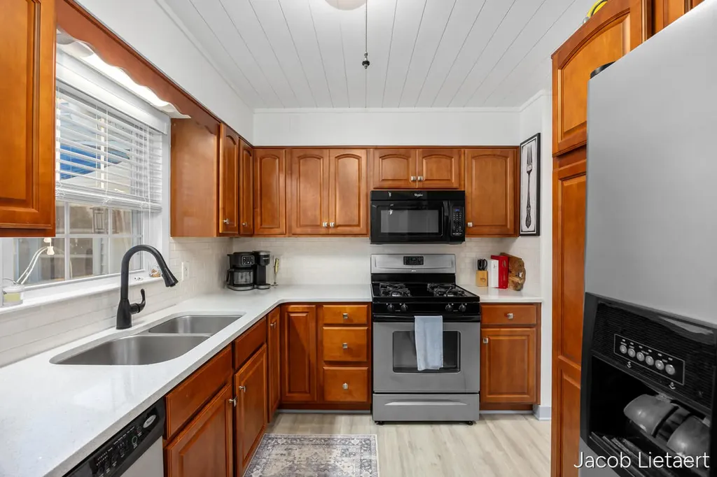 2658 Carlton Avenue NE Grand Rapids City MI 49505
