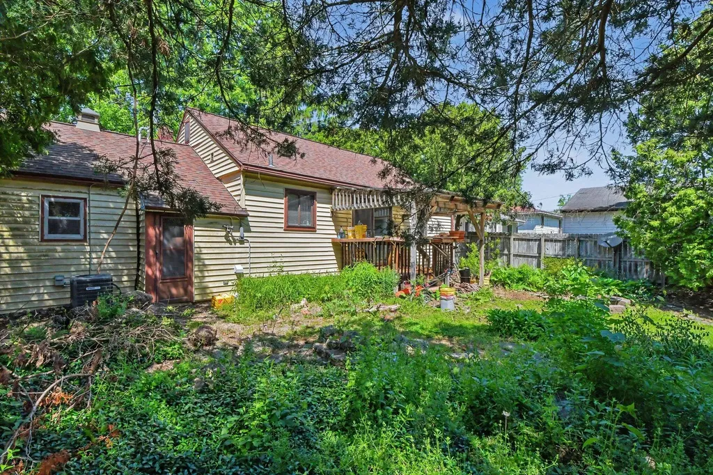 532 Clayton Avenue NW Walker City MI 49534