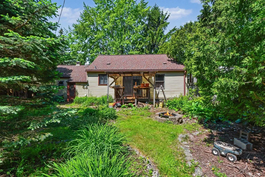 532 Clayton Avenue NW Walker City MI 49534