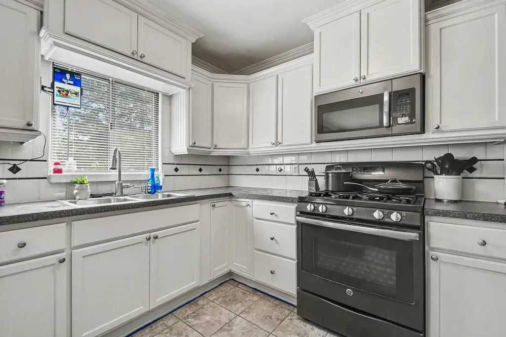 532 Clayton Avenue NW Walker City MI 49534