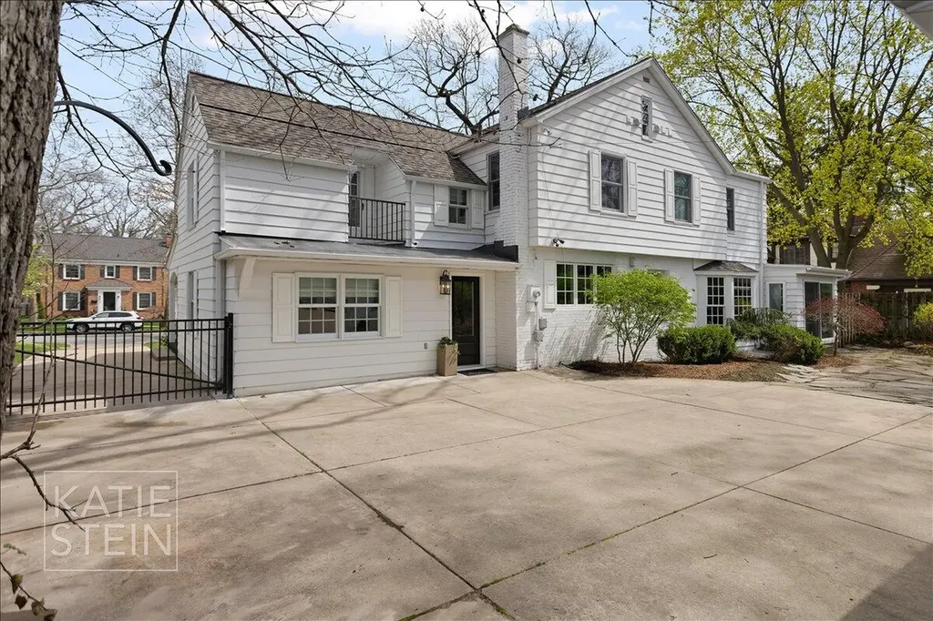 833 Gladstone Drive SE East Grand Rapids City MI 49506
