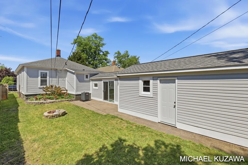 1438 Pennoyer Avenue Grand Haven City MI 49417