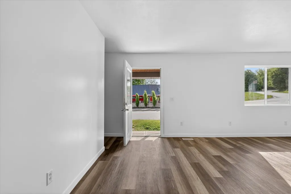 1387 E Riverside Drive Ionia Township MI 48846