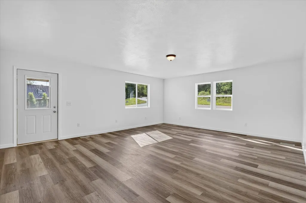 1387 E Riverside Drive Ionia Township MI 48846