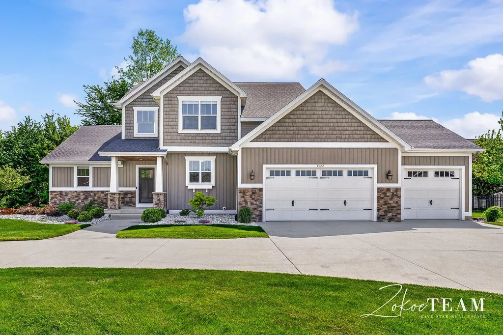 1922 Stratford Lane NW Walker City MI 49534