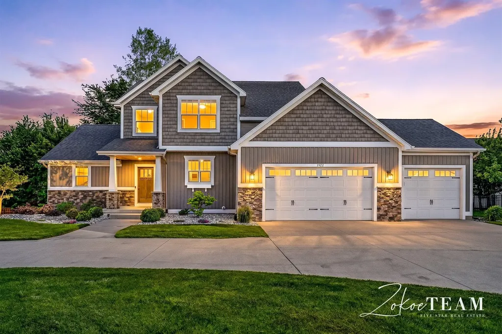 1922 Stratford Lane NW Walker City MI 49534