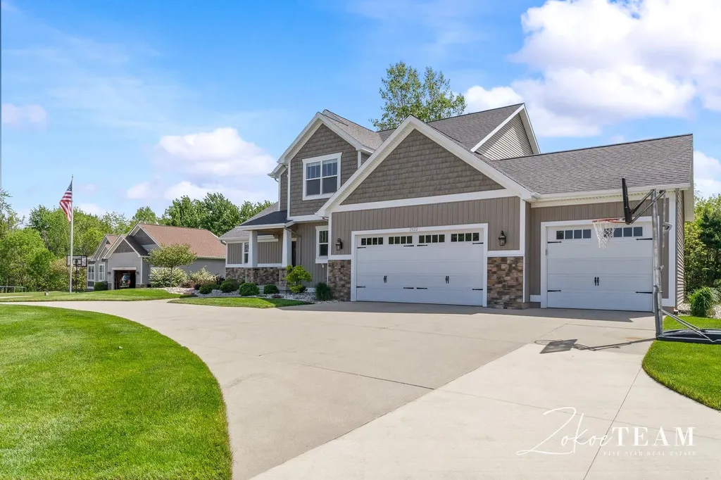 1922 Stratford Lane NW Walker City MI 49534