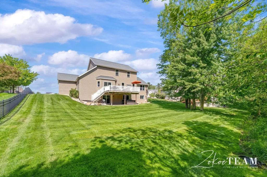1922 Stratford Lane NW Walker City MI 49534