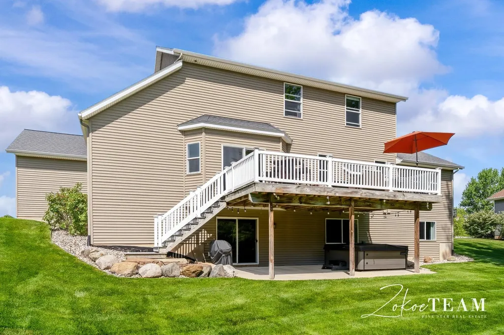 1922 Stratford Lane NW Walker City MI 49534