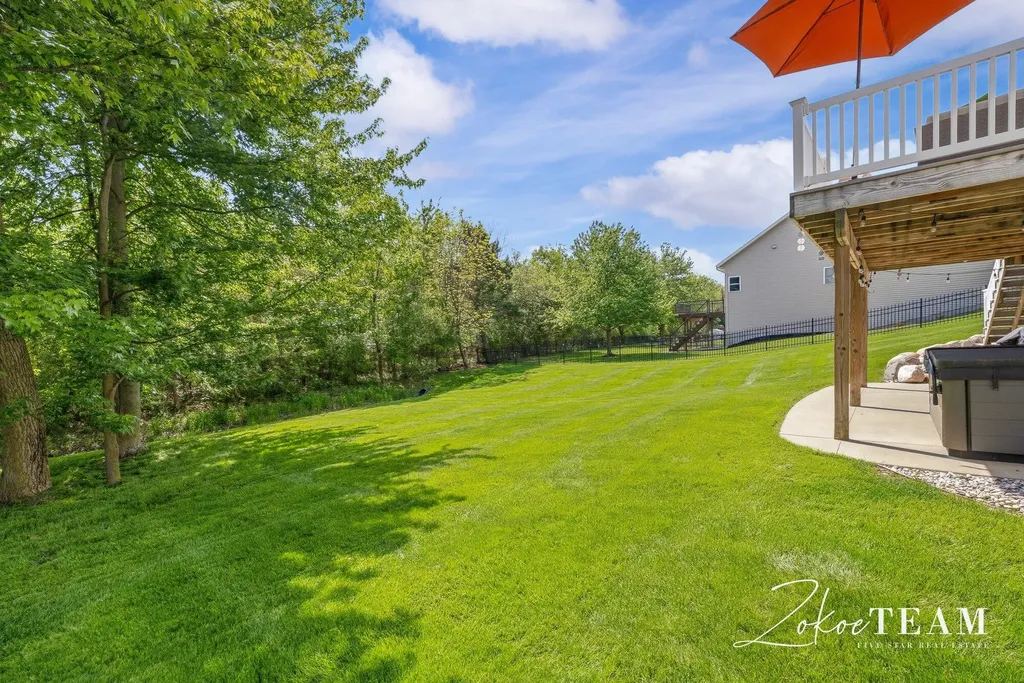 1922 Stratford Lane NW Walker City MI 49534
