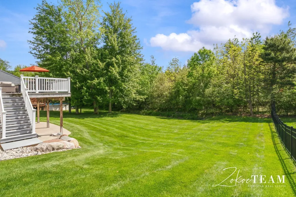 1922 Stratford Lane NW Walker City MI 49534