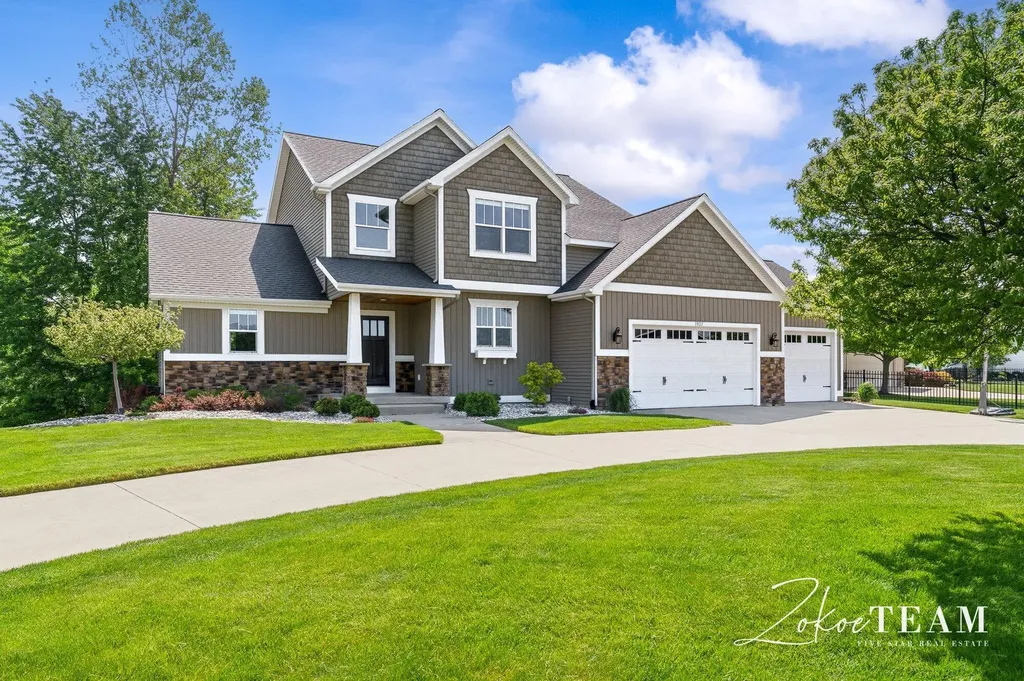 1922 Stratford Lane NW Walker City MI 49534