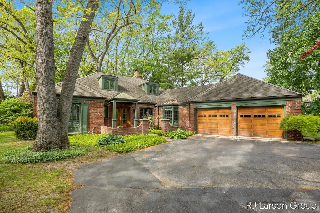 2033 Coronado Drive SE East Grand Rapids City MI 49506