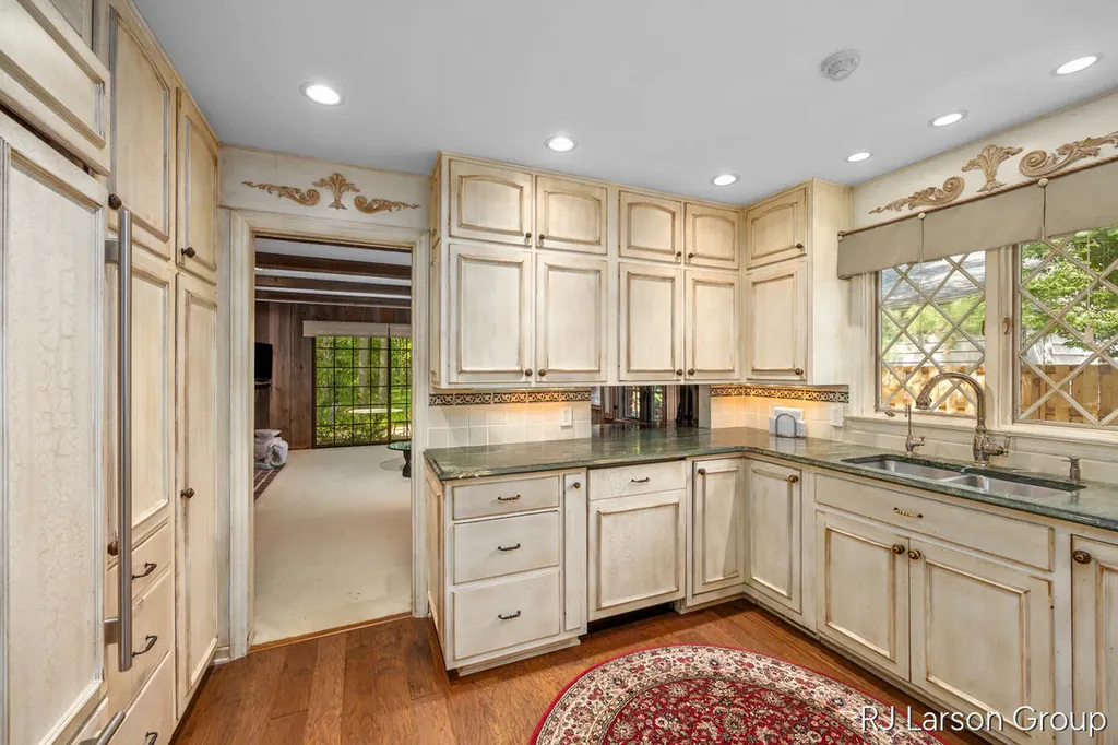 2033 Coronado Drive SE East Grand Rapids City MI 49506