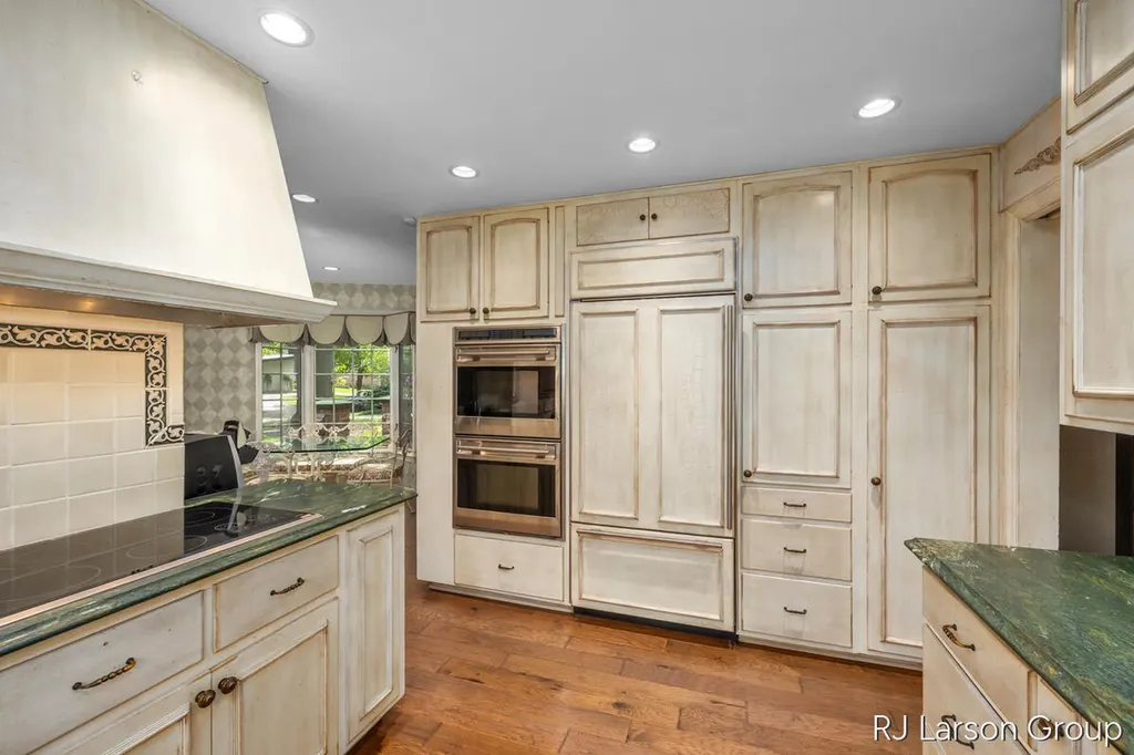 2033 Coronado Drive SE East Grand Rapids City MI 49506