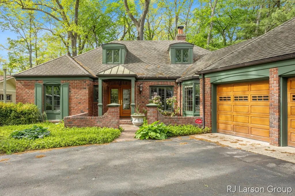2033 Coronado Drive SE East Grand Rapids City MI 49506