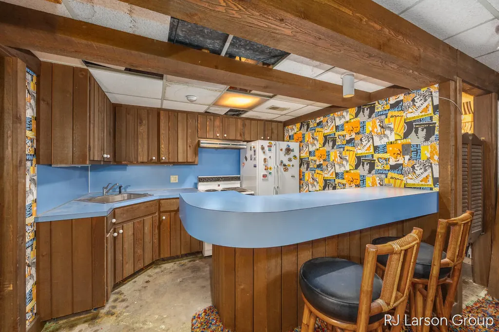 2033 Coronado Drive SE East Grand Rapids City MI 49506