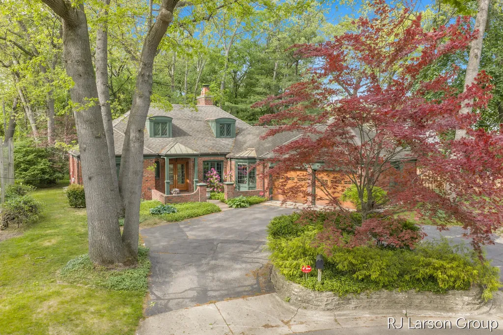 2033 Coronado Drive SE East Grand Rapids City MI 49506