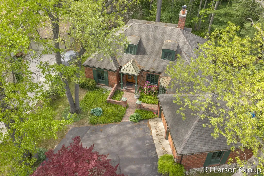 2033 Coronado Drive SE East Grand Rapids City MI 49506