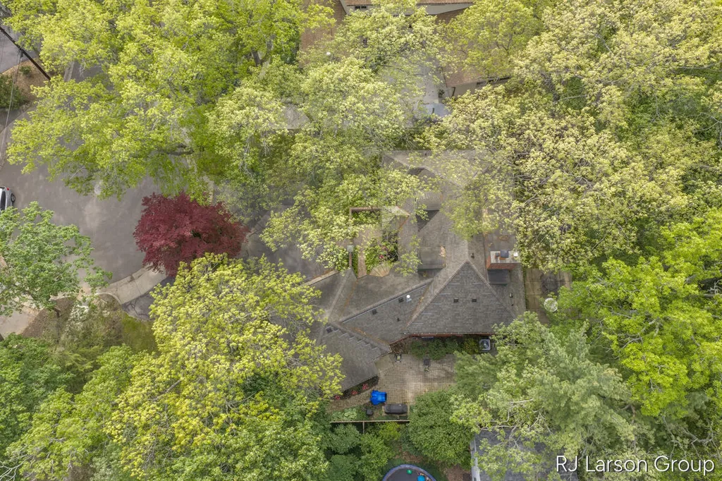 2033 Coronado Drive SE East Grand Rapids City MI 49506