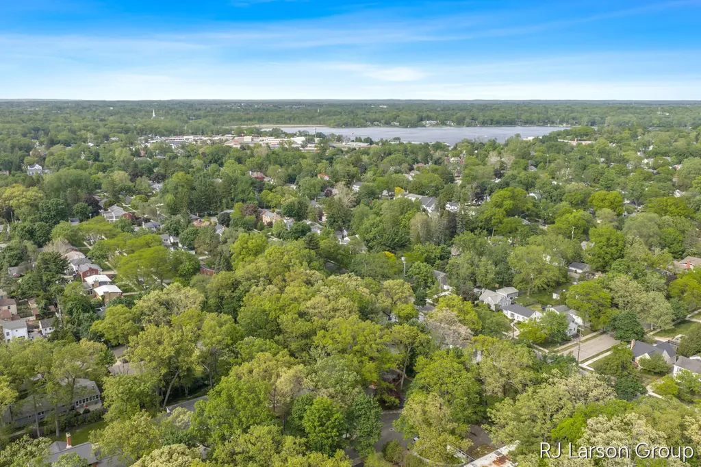 2033 Coronado Drive SE East Grand Rapids City MI 49506